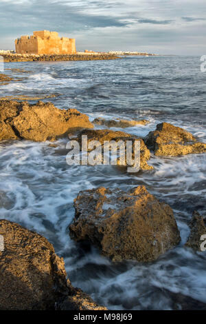 Il castello di Pafo / fort in Kato Paphos porto sulla costa mediterranea di Paphos, Cipro, Mediterraneo, Europa Foto Stock