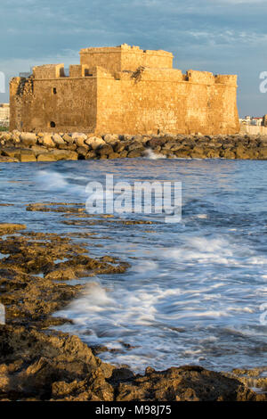 Il castello di Pafo / fort in Kato Paphos porto sulla costa mediterranea di Paphos, Cipro, Mediterraneo, Europa Foto Stock