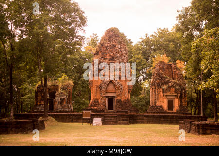 Il tempio Khmer prang ku suan taeng presso la città divieto od don wai in provincia di Buri Ram in Isan nel nordest della Thailandia. Thailandia, Buriram, Novembe Foto Stock