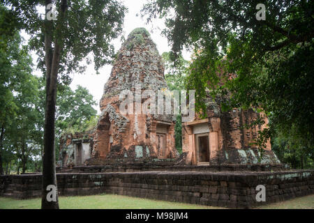 Il tempio Khmer prang ku suan taeng presso la città divieto od don wai in provincia di Buri Ram in Isan nel nordest della Thailandia. Thailandia, Buriram, Novembe Foto Stock