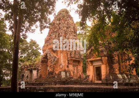 Il tempio Khmer prang ku suan taeng presso la città divieto od don wai in provincia di Buri Ram in Isan nel nordest della Thailandia. Thailandia, Buriram, Novembe Foto Stock