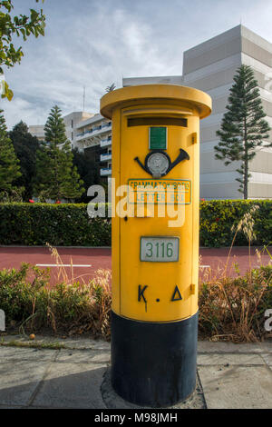 Nuovo stile casella postale con bugle nella periferia di Limassol, distretto di Limassol, Cipro, isola del Mediterraneo, Europa Foto Stock