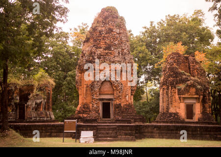 Il tempio Khmer prang ku suan taeng presso la città divieto od don wai in provincia di Buri Ram in Isan nel nordest della Thailandia. Thailandia, Buriram, Novembe Foto Stock