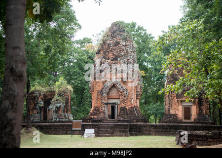 Il tempio Khmer prang ku suan taeng presso la città divieto od don wai in provincia di Buri Ram in Isan nel nordest della Thailandia. Thailandia, Buriram, Novembe Foto Stock