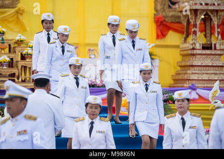 Esercito thailandese ha la gente alla tradititional Longboat gara al Mun fiume della città di Satuek nord della città Buri Ram in Isan nel nordest della Thailandia. Foto Stock