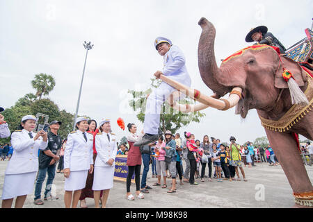 Tipo di governo persone che posano su un elefante a la tradititional Longboat gara al Mun fiume della città di Satuek nord della città Buri Ram in Isan ho Foto Stock