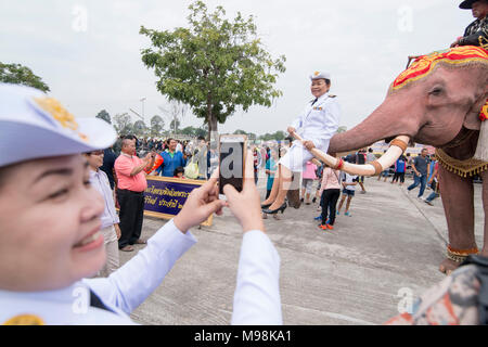 Tipo di governo persone che posano su un elefante a la tradititional Longboat gara al Mun fiume della città di Satuek nord della città Buri Ram in Isan ho Foto Stock