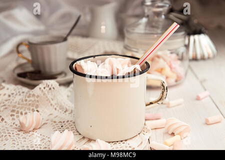 Mini marshmallow rosa e bianco in tazza con cioccolata calda su sfondo rosa  Foto stock - Alamy