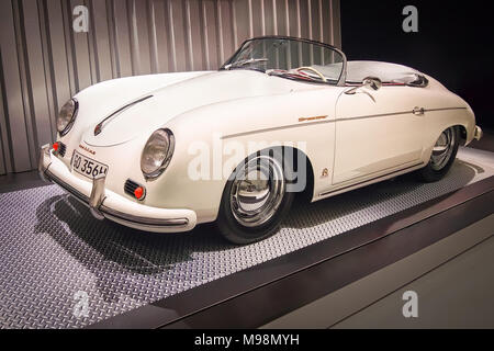 STUTTGART, Germania-Aprile 7, 2017: Bianco 1955 Porsche 356 1500 Speedster nel museo Porsche Foto Stock