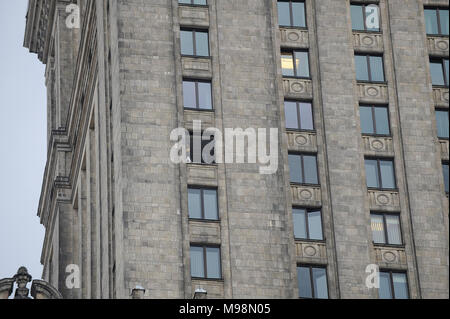 Un lavoratore è visto nel Palazzo della Cultura e della scienza a Varsavia in Polonia il 22 marzo 2018. Il periodo stalinista edificio è controversa a causa della sua Foto Stock