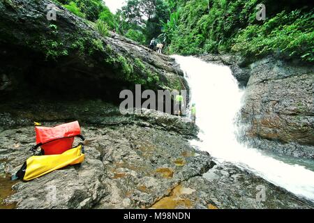 La discesa in corda doppia attraverso le cascate in foresta,Attività in Thailandia. Foto Stock