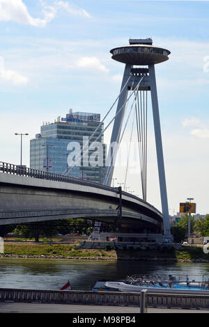 Bratislava, Slovacchia - 14 Giugno 2017: Ponte della Rivolta Nazionale Slovacca SNP sul fiume Danubio a Bratislava - Slovacchia. Foto Stock