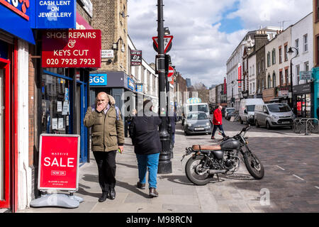 La gente a fare una passeggiata lungo la palude inferiore, vicino a Waterloo, Londra Foto Stock