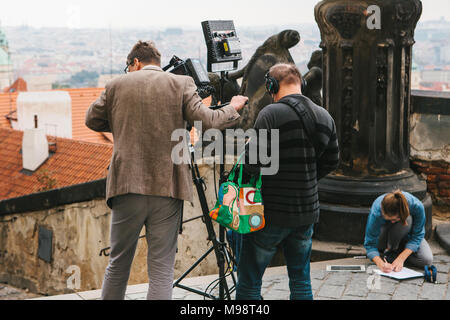 Il team di operatori di sparare relazione accanto al Castello di Praga Foto Stock