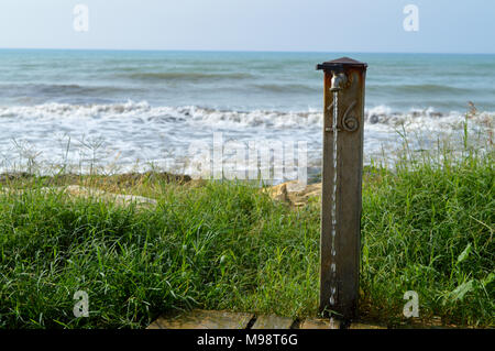 Caratteristica Fontana in uno scorcio di mare siciliano, Donnalucata, Ragusa, Mare Mediterraneo, Italia Foto Stock