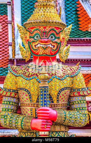 Custode di ingresso a Bangkok il Wat Phra Kaew e Grand Palace complesso. Bangkok, Thailandia. Foto Stock