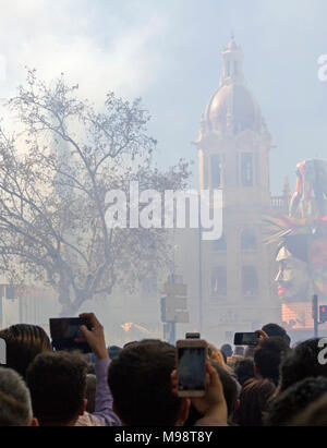 VALENCIA, Spagna - 11 Marzo: spettatori godere la Mascleta, petardo e fuochi d'artificio sulla piazza principale della città durante Las Falles, tradizionale f Foto Stock