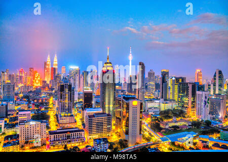 Kuala Lumpur, Malesia. Lo skyline di notte vista aerea. Foto Stock