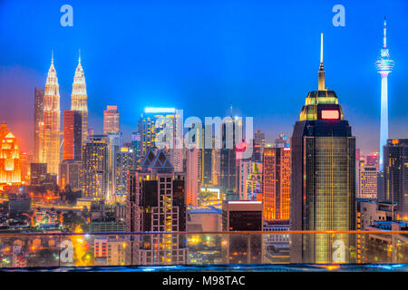 Kuala Lumpur, Malesia. Lo skyline di notte Foto Stock