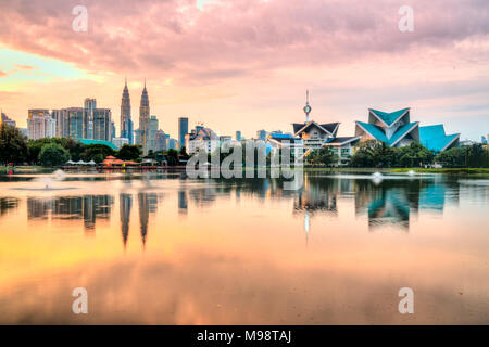 Kuala Lumpur, Malesia. Skyline tramonto dal Parco Titiwangsa. Foto Stock