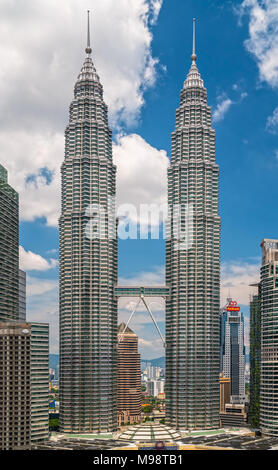 KUALA LUMPUR, Malesia - 19 febbraio 2018:.Le Petronas Twin Towers di Kuala Lumpur in Malesia. L'edificio erano gli edifici più alti (452m) nella Foto Stock