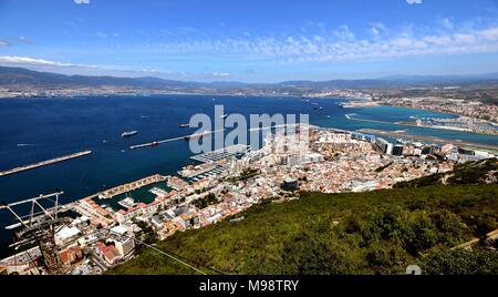 Le petroliere in attesa di venire alongise in Gibralter Foto Stock