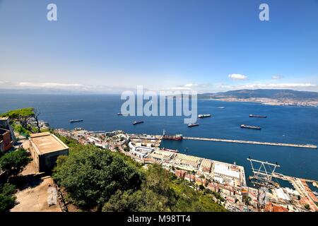 Le petroliere in attesa di venire alongise in Gibralter Foto Stock