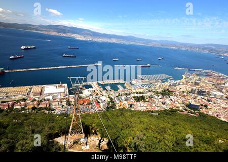 Le petroliere in attesa di venire alongise in Gibralter Foto Stock