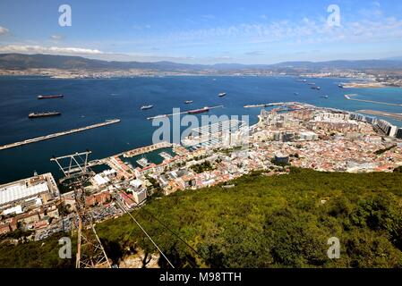 Le petroliere in attesa di venire alongise in Gibralter Foto Stock