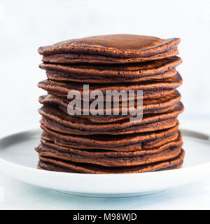 Sweet American pancake con frutti di bosco freschi e salsa sul tavolo Foto Stock