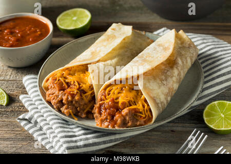 In casa di fagioli e formaggio Burrito in una tortilla Foto Stock