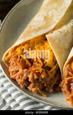 In casa di fagioli e formaggio Burrito in una tortilla Foto Stock