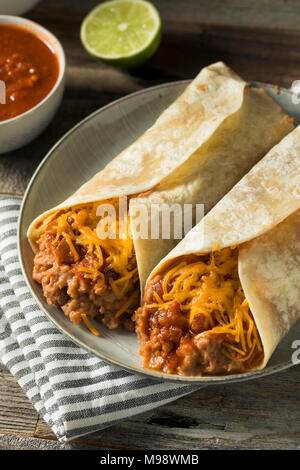 In casa di fagioli e formaggio Burrito in una tortilla Foto Stock