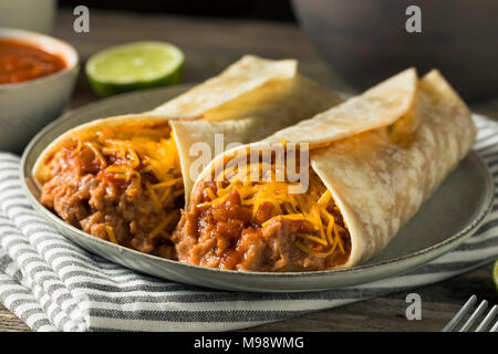 In casa di fagioli e formaggio Burrito in una tortilla Foto Stock