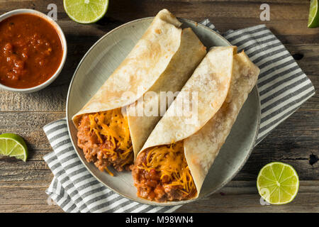 In casa di fagioli e formaggio Burrito in una tortilla Foto Stock