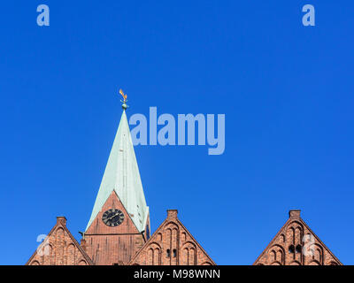 Torre e gables della chiesa San Martini nella città vecchia di Brema, Germania Foto Stock