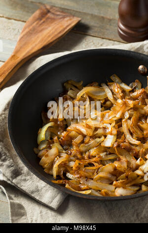 Una sana in casa Le cipolle caramellate in padella Foto Stock