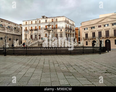 Questa foto scattata nel marzo del 2018 a Palermo, sicilia, mostra la Piazza Pretoria, che è anche noto come il quadrato della vergogna. È vicino a Quattro Canti, al centro della parte storica della città siciliana di Palermo. La fontana è stata creata nel 1554 per il giardino del nobile spagnolo don Luigi Toledo, il padre nella legge del Granduca di Toscana Cosimo I de' Medici. Una ventina di anni più tardi, è stato venduto al Senato di Palermo a causa della Toledo la travagliata situazione di debito. Una ragione è noto come il quadrato della vergogna è a causa della grande quantità di denaro che il Senato di Palermo aveva a p Foto Stock