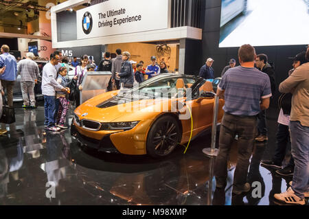 Toronto, Canada - 2018-02-19: i visitatori del 2018 Canadian International AutoShow intorno alla BMW i8 plug-in-automobile ibrida su Bayerische Motoren Werke AG exposition Foto Stock