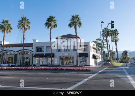 Palm Desert, CA - Dicembre 12, 2017 - negozi su El Paseo all'angolo di El Paseo e Monterey Ave./autostrada 74. El Paseo è noto come il Rodeo Drive o Foto Stock