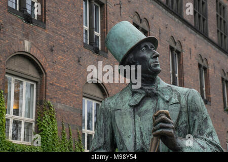 Copenaghen, Danimarca - circa nel settembre 2015 - Hans Christian Andersen statua in bronzo dello scultore Enrico Luckow-Nielsen è su Hans Christian Andersen Boul Foto Stock