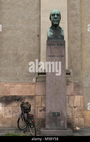 Copenaghen, Danimarca - circa nel settembre 2015 - Niels Bohr busto in bronzo dello scultore Jørgen Gudmundsen-Holmgreen siede su Frue Plads all'università Foto Stock