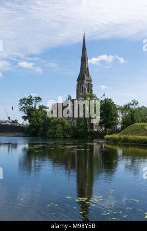 St Alban la Chiesa in Copenhagen Danimarca visto attraverso l'acqua con la riflessione Foto Stock