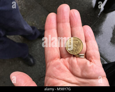 San Pietroburgo, Russia - CIRCA NEL SETTEMBRE 2015 - Metropolitana token in un Palm. Foto Stock