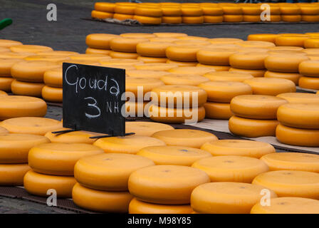 ALKMAAR, Paesi Bassi - circa aprile 2007 - ogni venerdì da aprile a settembre il mercato del formaggio di Alkmaar ha luogo sulla piazza Waagplein in t Foto Stock