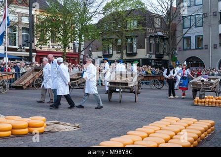 ALKMAAR, Paesi Bassi - circa aprile 2007 - ogni venerdì da aprile a settembre il mercato del formaggio di Alkmaar ha luogo sulla piazza Waagplein in t Foto Stock