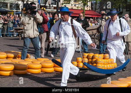 ALKMAAR, Paesi Bassi - circa aprile 2007 - ogni venerdì da aprile a settembre il mercato del formaggio di Alkmaar ha luogo sulla piazza Waagplein in t Foto Stock