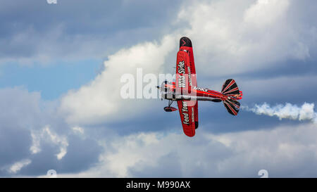 Il Jack Links Waco air acrobat in volo al 2017 in Airshow Duluth, Minnesota, Stati Uniti d'America. Foto Stock