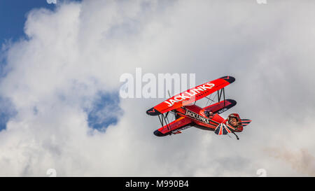 Il Jack Links Waco air acrobat in volo al 2017 in Airshow Duluth, Minnesota, Stati Uniti d'America. Foto Stock