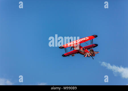 Il Jack Links Waco air acrobat in volo al 2017 in Airshow Duluth, Minnesota, Stati Uniti d'America. Foto Stock